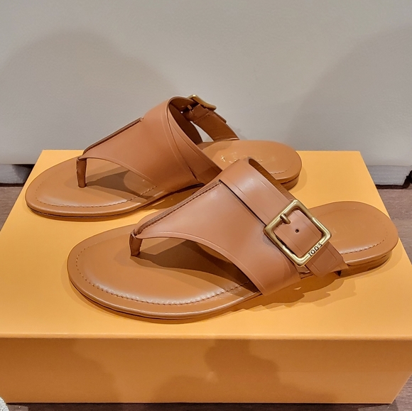 Tod's -- Leather Sandals - Picture 3 of 10